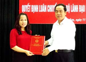 Đồng chí Nguyễn Văn Quang, Chủ tịch UBND tỉnh trao quyết định luân chuyển cản bộ cho đồng chí Quách Thị Kiều.